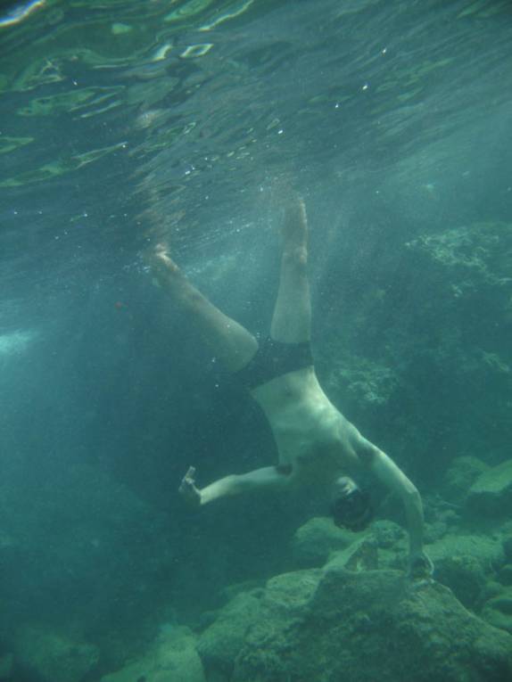 Nadando em piscina natural feita pelo mar, no sul de Aruba